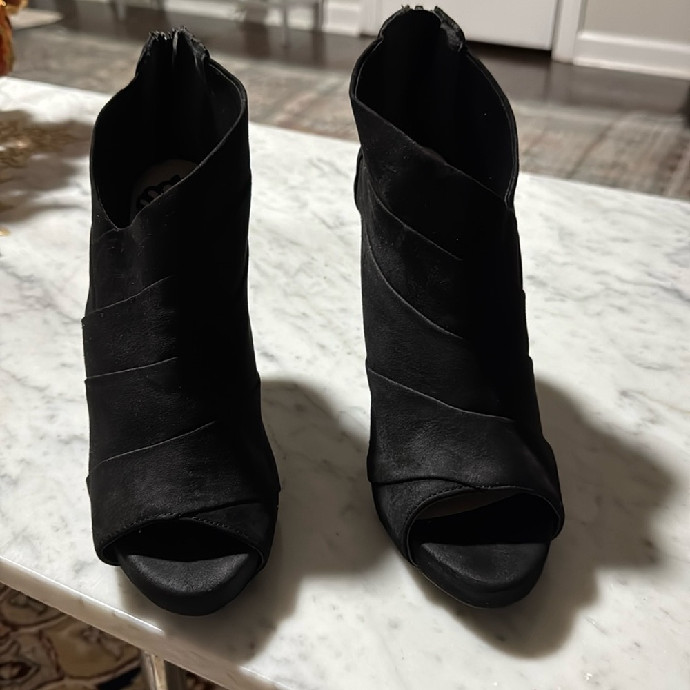 Elevate your style with these stunning black heels FERGALICIEL Sized 8.5.